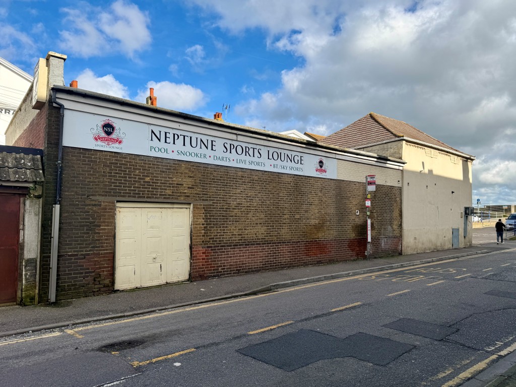 Lot: 57 - SNOOKER HALL WITH LAPSED PLANNING FOR THREE HOUSES - External view